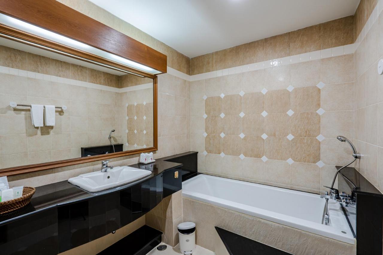 Whitehouse Condotel Pattaya Exteriör bild
