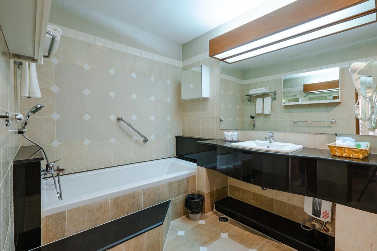 Whitehouse Condotel Pattaya Exteriör bild