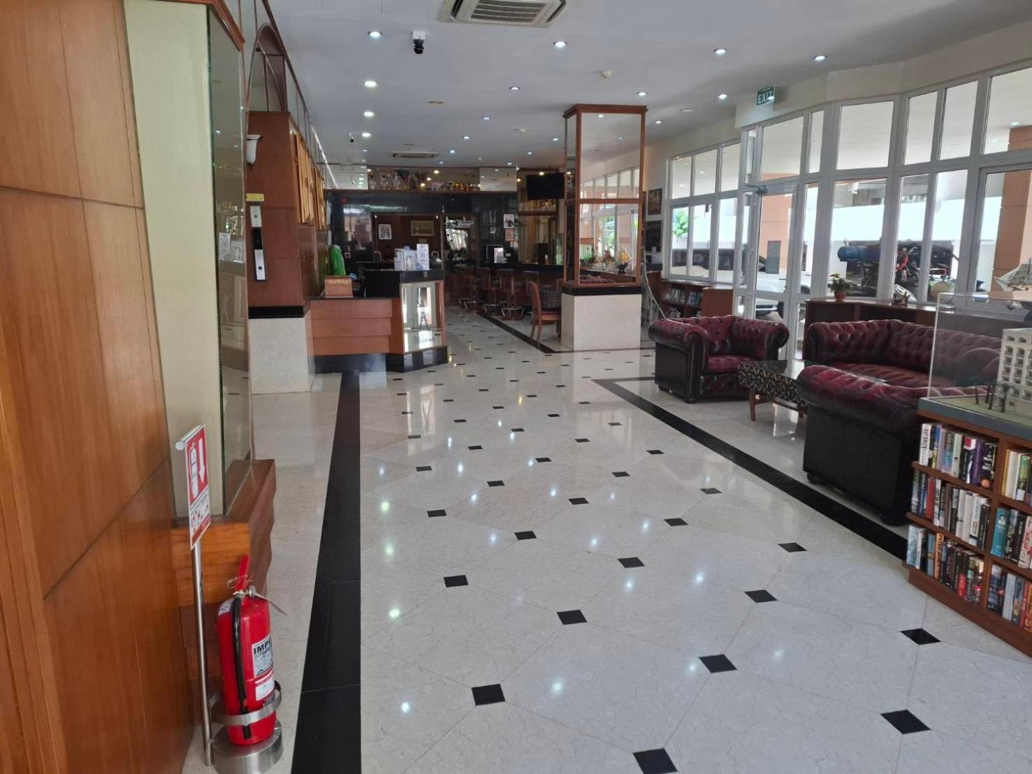 Whitehouse Condotel Pattaya Exteriör bild