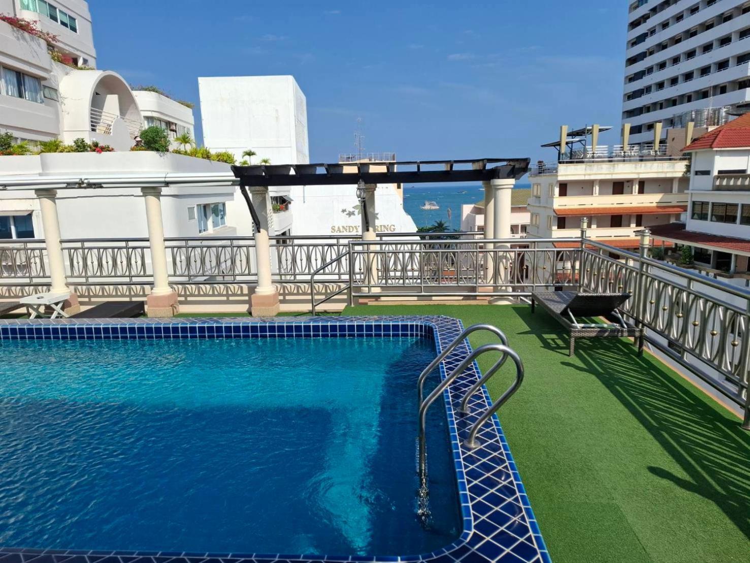 Whitehouse Condotel Pattaya Exteriör bild