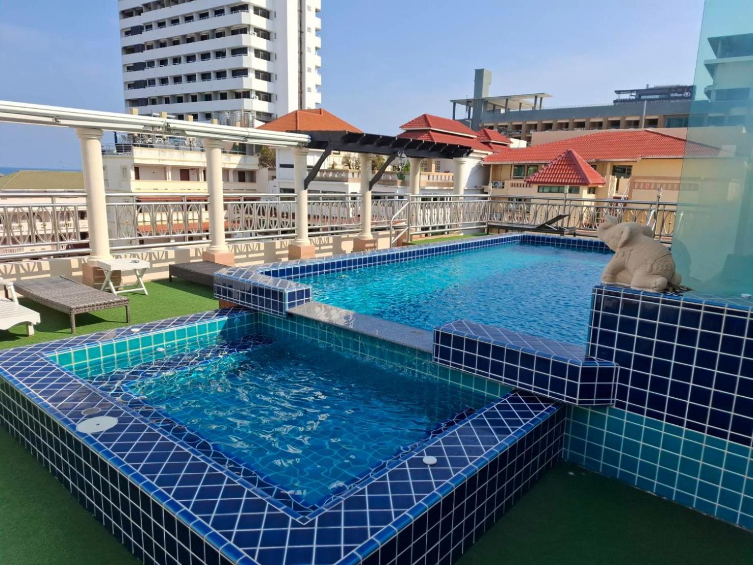 Whitehouse Condotel Pattaya Exteriör bild