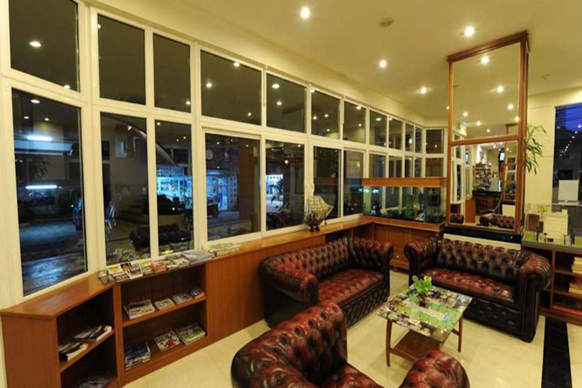 Whitehouse Condotel Pattaya Exteriör bild
