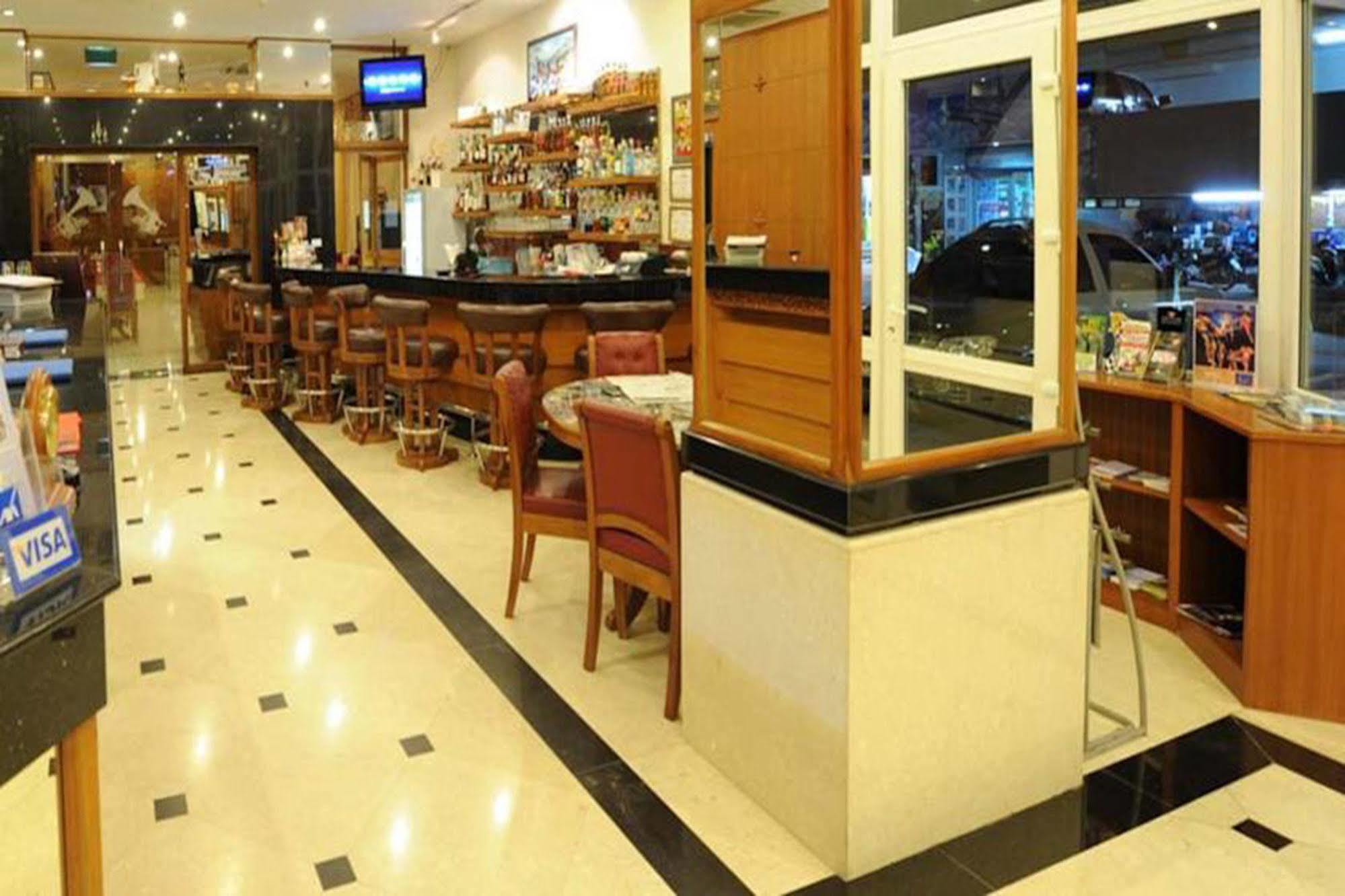 Whitehouse Condotel Pattaya Exteriör bild