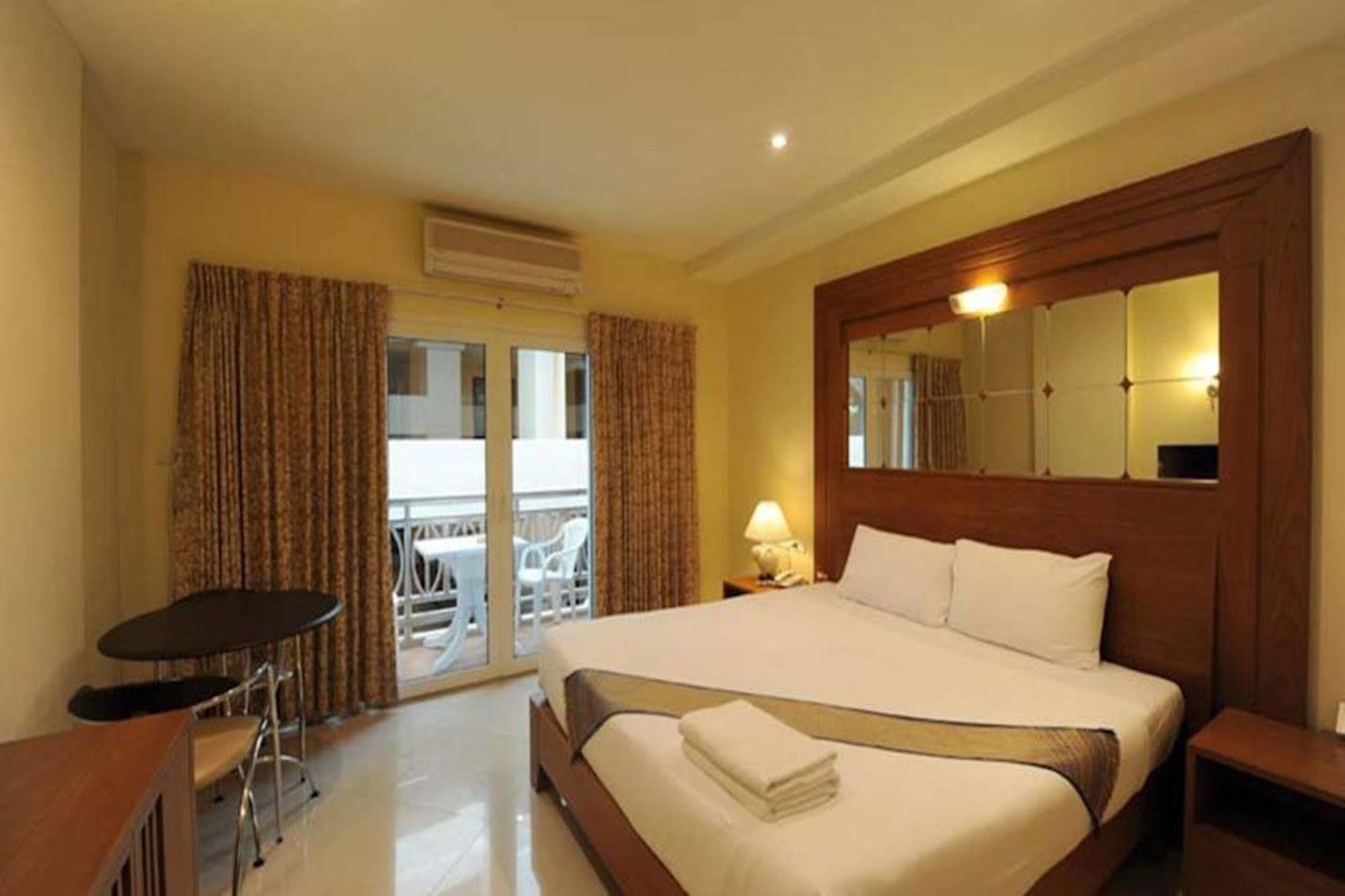 Whitehouse Condotel Pattaya Exteriör bild
