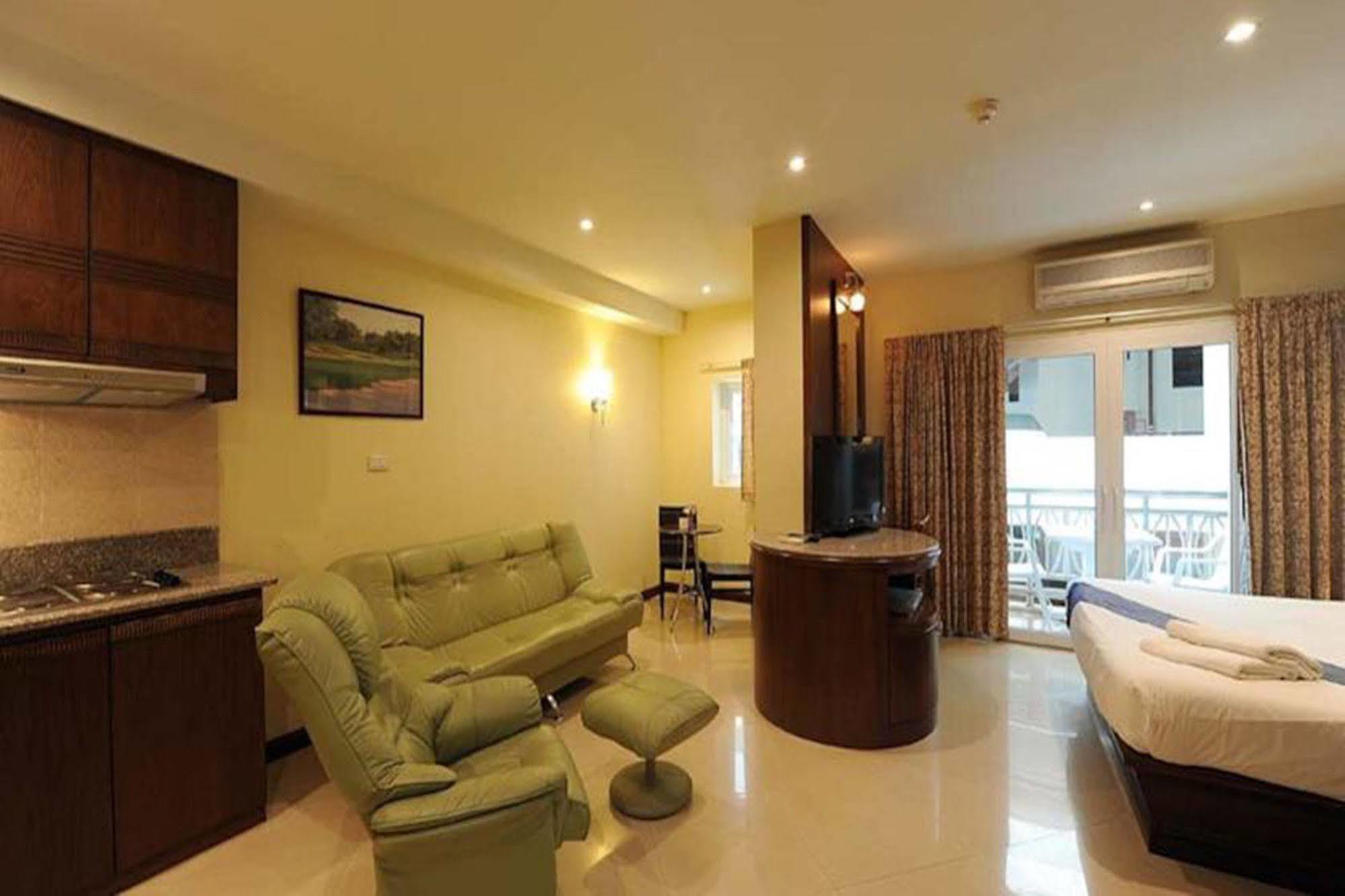 Whitehouse Condotel Pattaya Exteriör bild