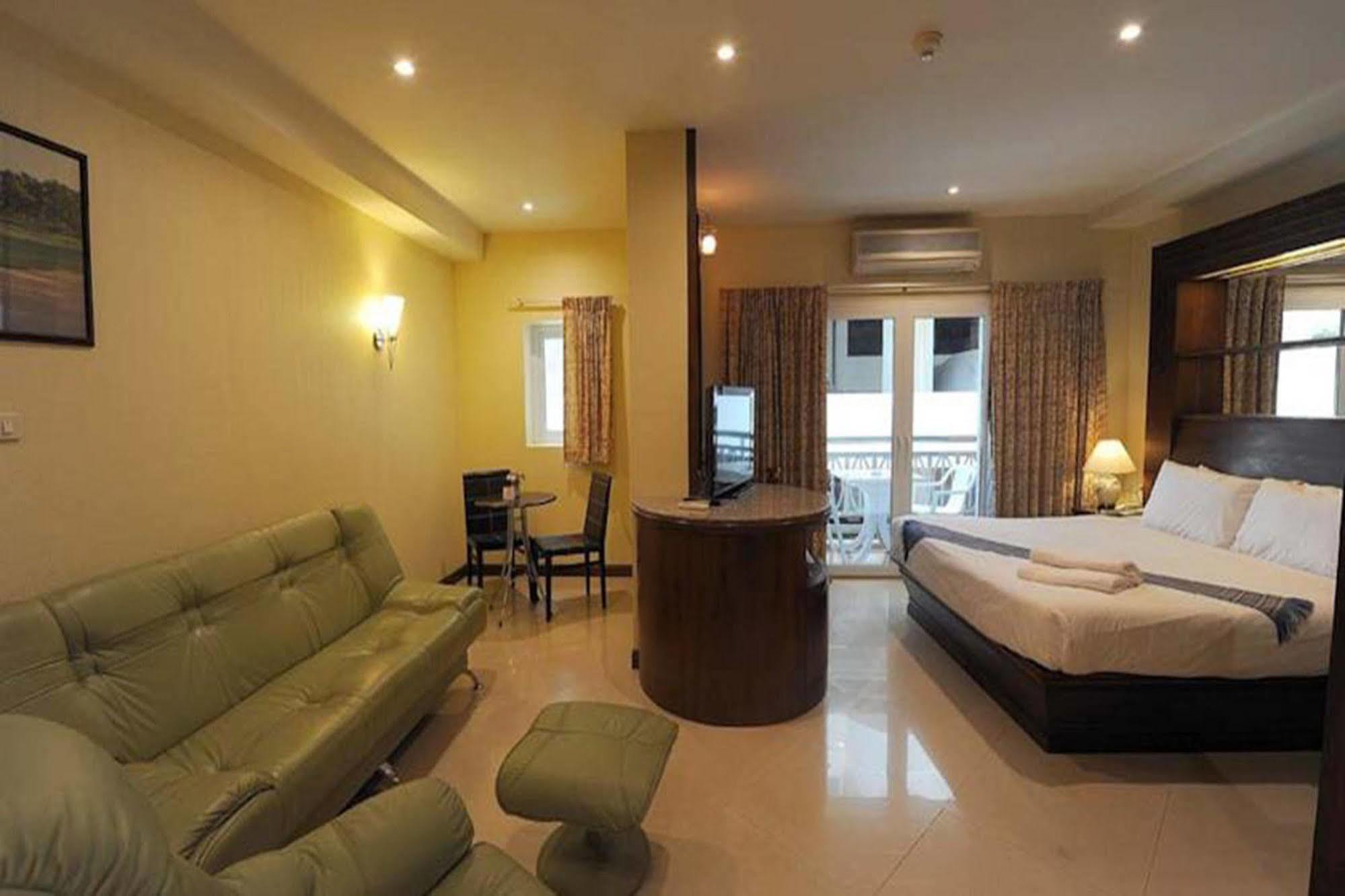 Whitehouse Condotel Pattaya Exteriör bild
