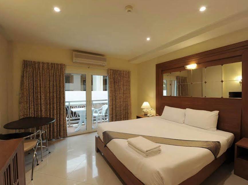Whitehouse Condotel Pattaya Exteriör bild