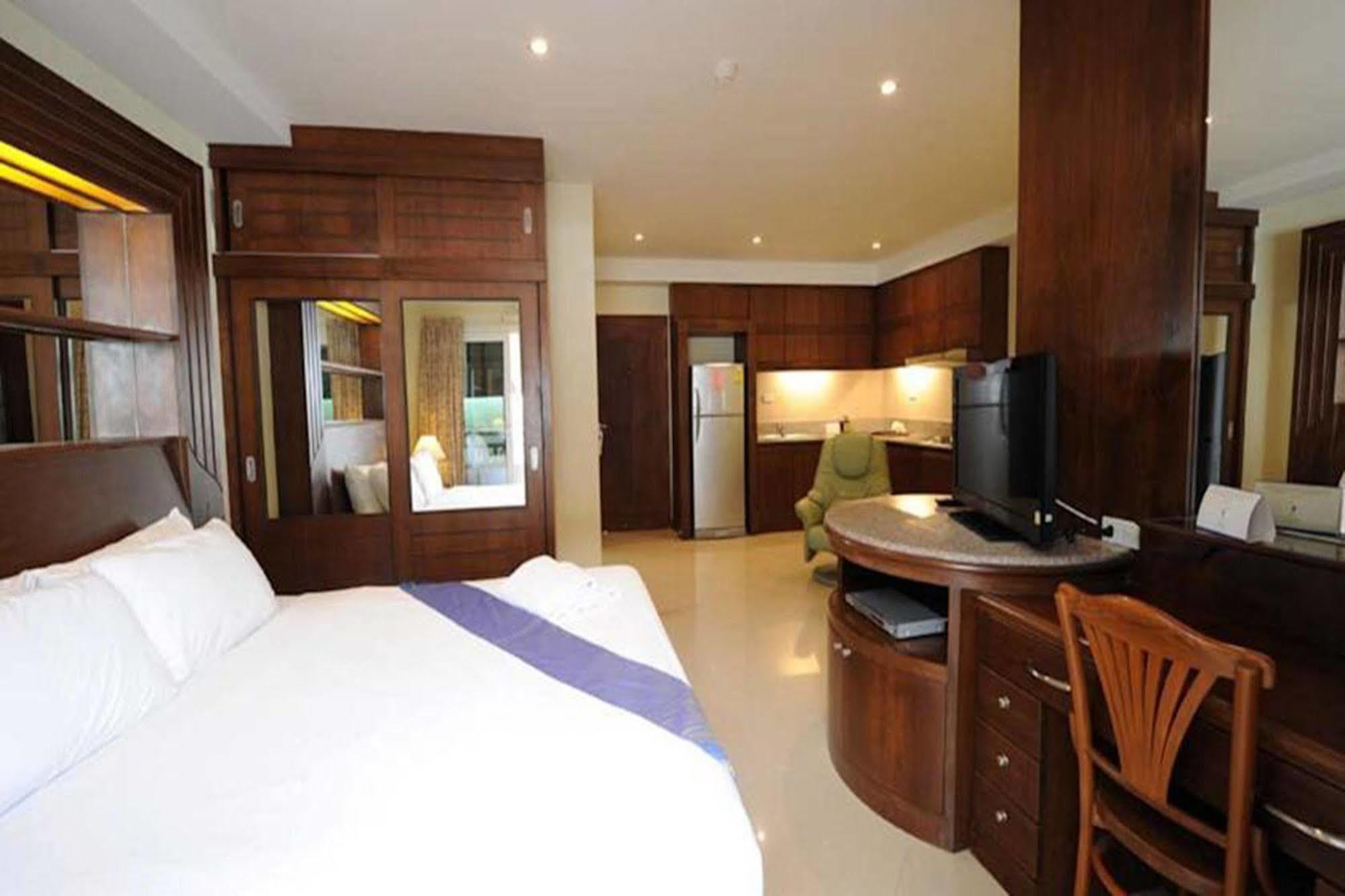 Whitehouse Condotel Pattaya Exteriör bild