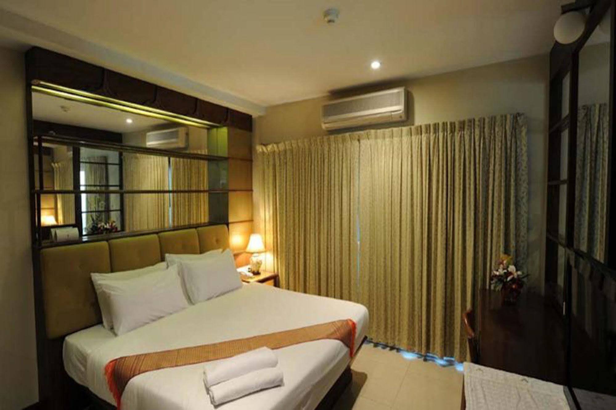Whitehouse Condotel Pattaya Exteriör bild
