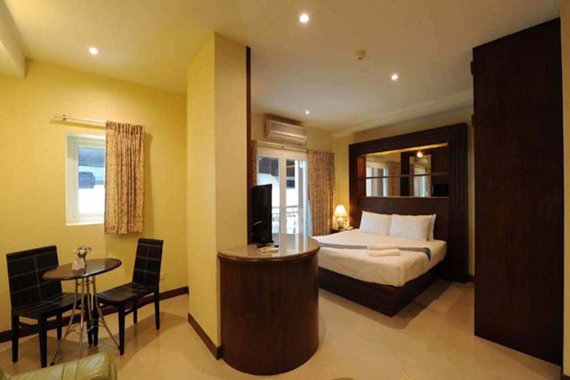 Whitehouse Condotel Pattaya Exteriör bild